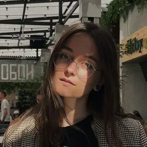 Ученица готовится к экзамену по английскому онлайн